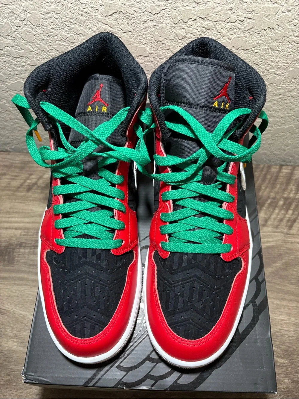Air Jordan 1 Mid SE Christmas Men’s 10.5 Near DS